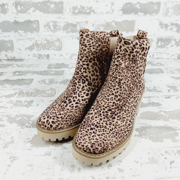 NEW DV Dolce Vita Rielle Tan Brown Leopard Print Lug Sole Ankle Boots F1031 - Picture 2 of 12